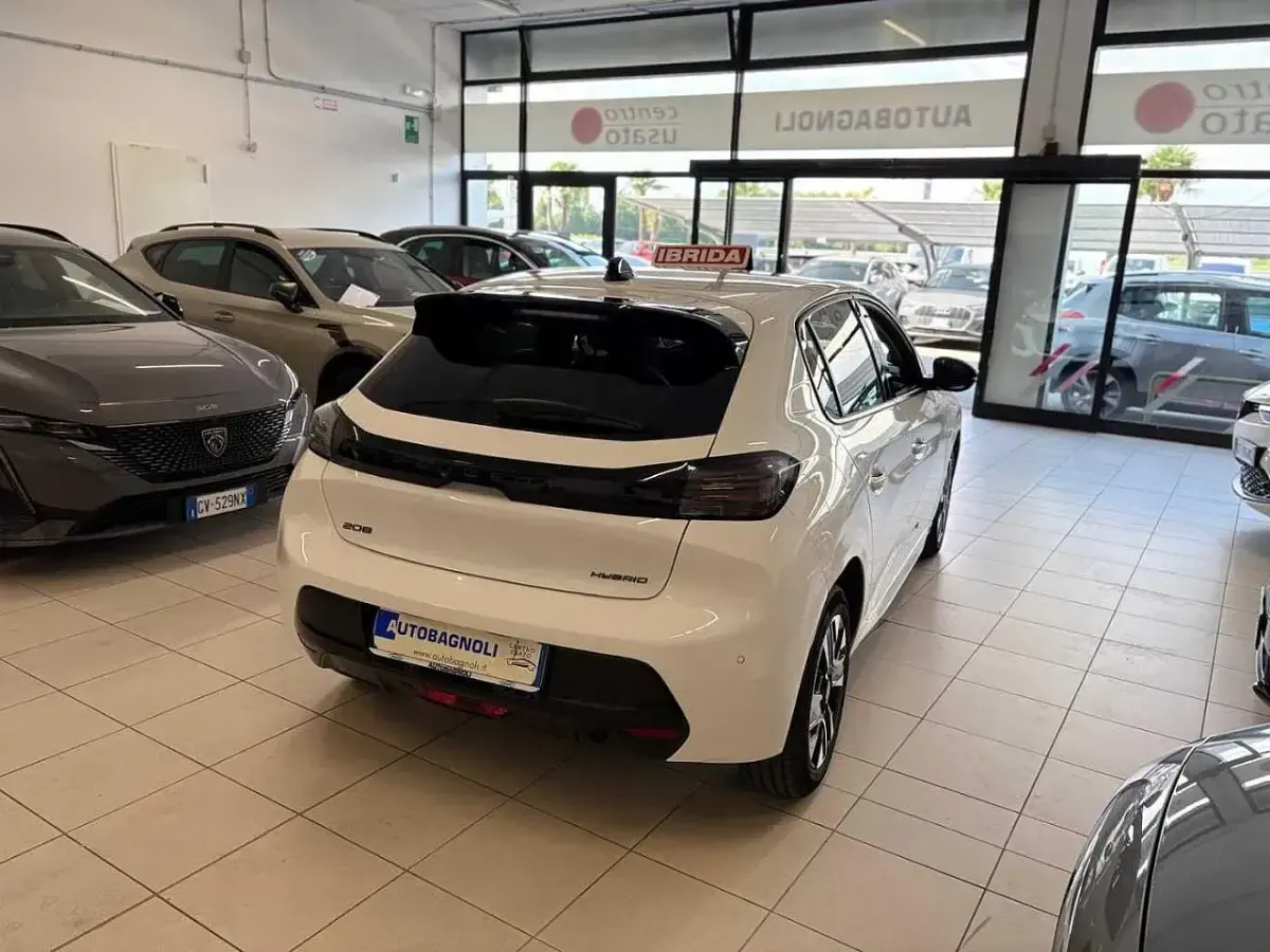 Usata Peugeot 208 Allure 101 CV (74 kW) 2025 Bianco Utilitaria