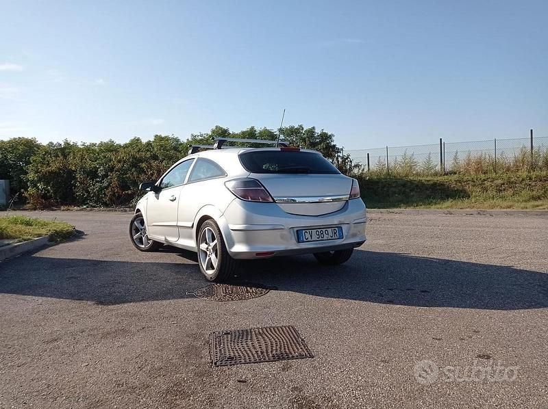 Usata Opel Astra GTC Enjoy 101 CV (74 kW) 2005 Grigio Berlina