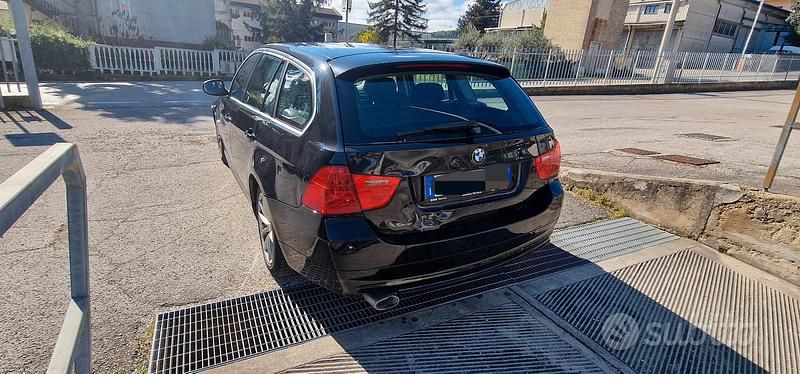 Begagnad BMW 318 143 HK (105 kW) 2010 Svart Kombi