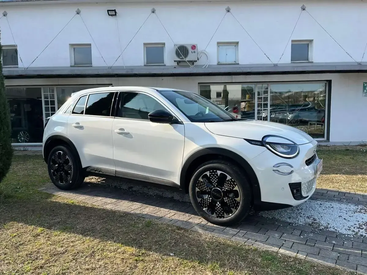 Nuova Fiat 600 La Prima 110 CV (80 kW) 2025 268bianco gelato pastello SUV