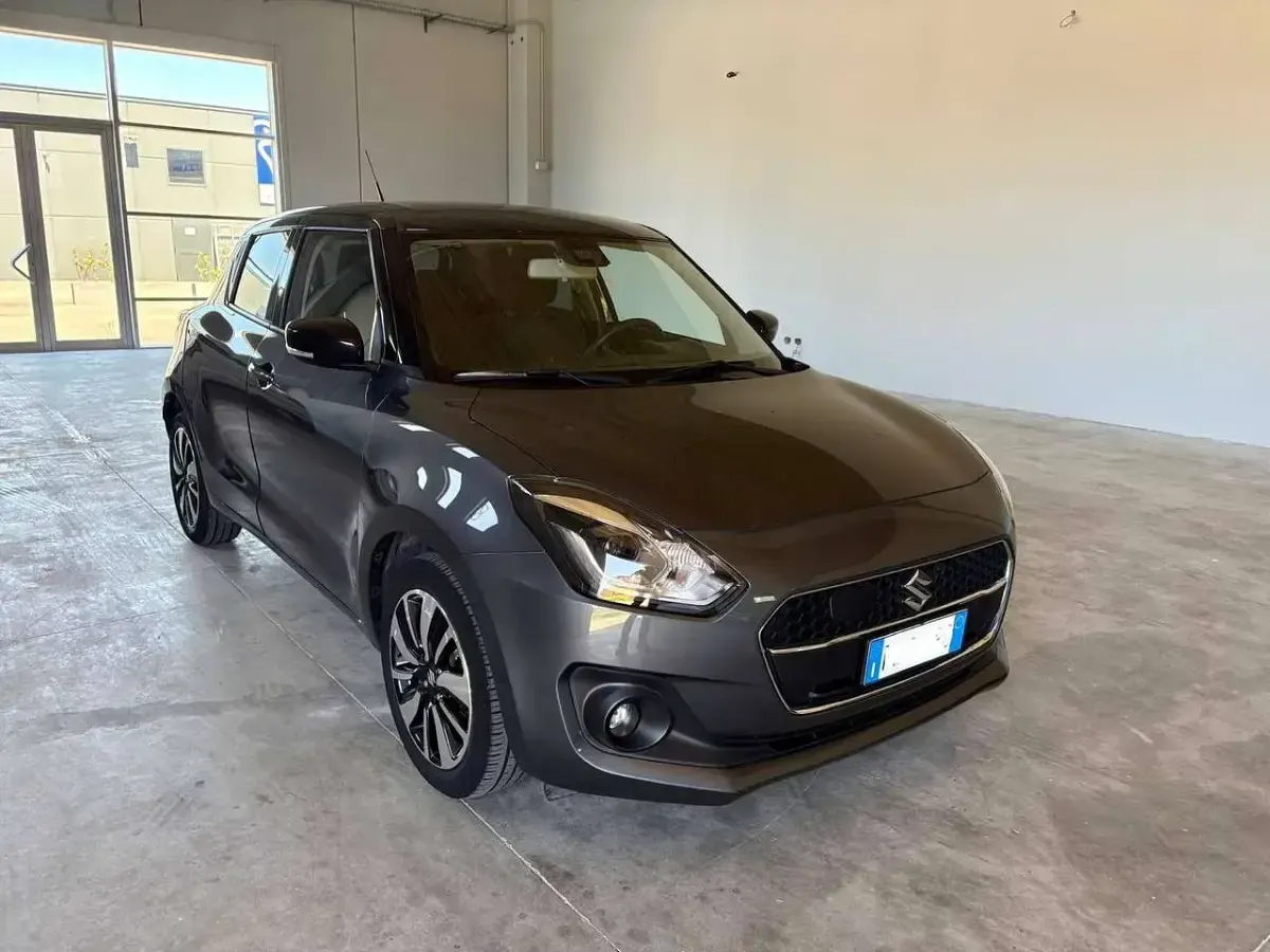 Usata Suzuki Swift 111 CV (81 kW) 2019 Grigio londra/tetto nero Utilitaria