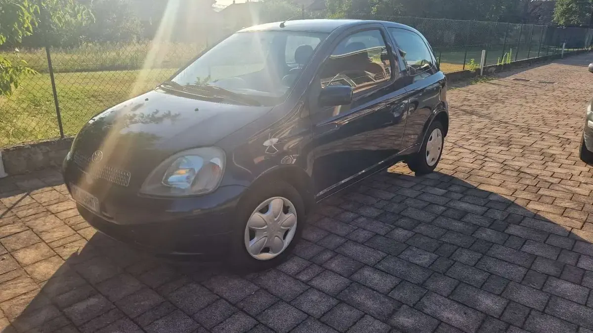Usata Toyota Yaris 75 CV (55 kW) 2002 Bluazzurro Berlina