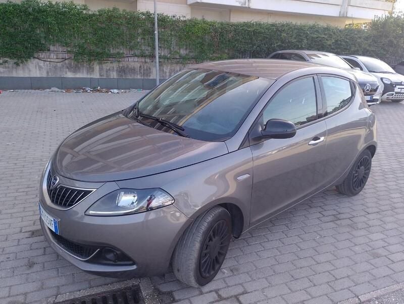 Grigio Usata 2023 Lancia Ypsilon S Due volumi | 12.900 € (Buon prezzo) - Immagine 1/3