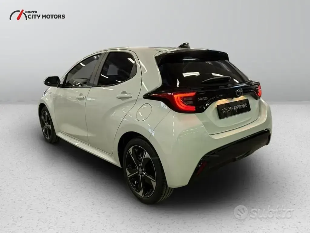 Nuova Toyota Yaris Hybrid Lounge 131 CV (96 kW) 2026 Pearl white Berlina