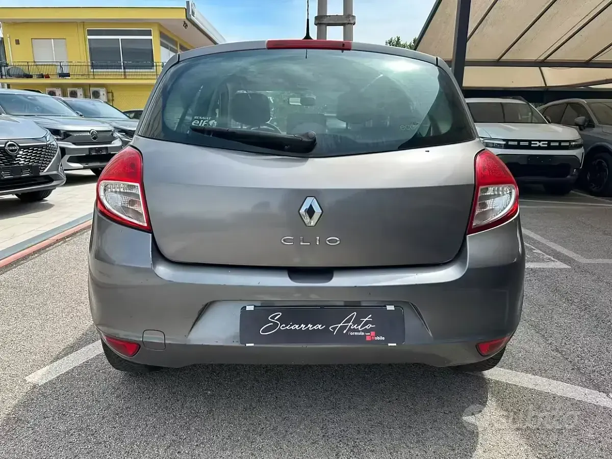Usata Renault Clio II Dynamique 75 CV (55 kW) 2010 Grigio Berlina