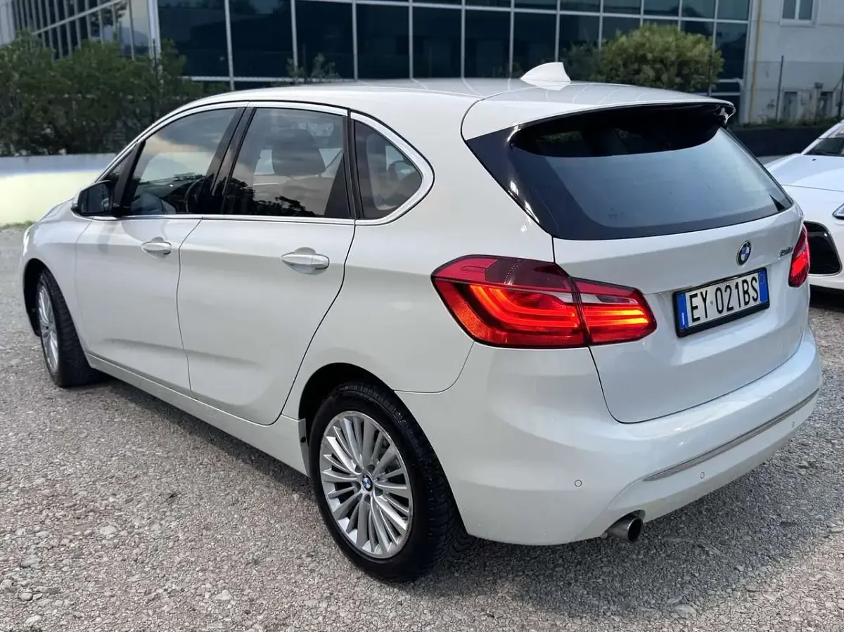 Usata BMW 218 Active Tourer Luxury Line 150 CV (110 kW) 2015 Bianco Monovolume