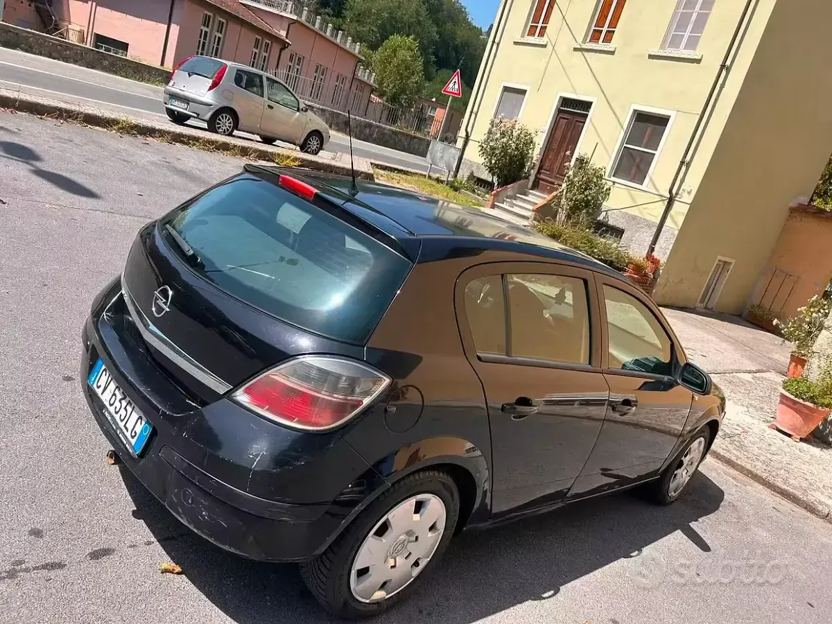Usata Opel Astra 101 CV (74 kW) 2005 Nero Berlina
