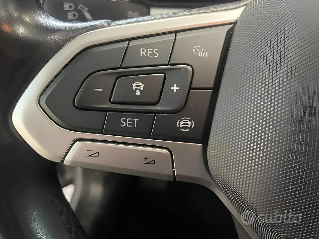 Usata VW T-Roc Life 110 CV (80 kW) 2023 Pyrit silver metallizzato nero SUV