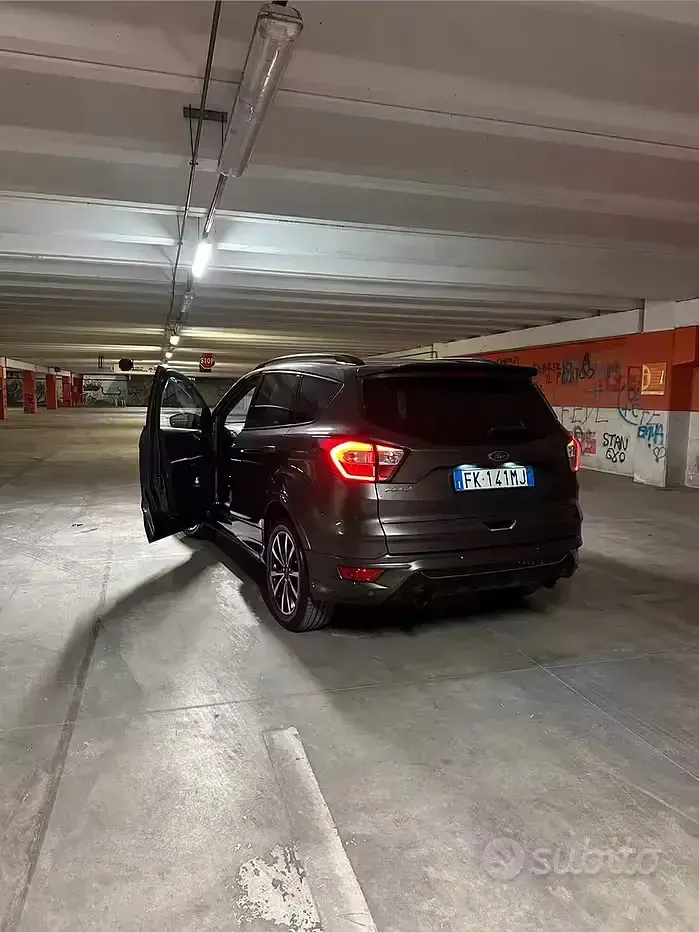 Usata Ford Kuga ST-Line 120 CV (88 kW) 2017 Grigio SUV