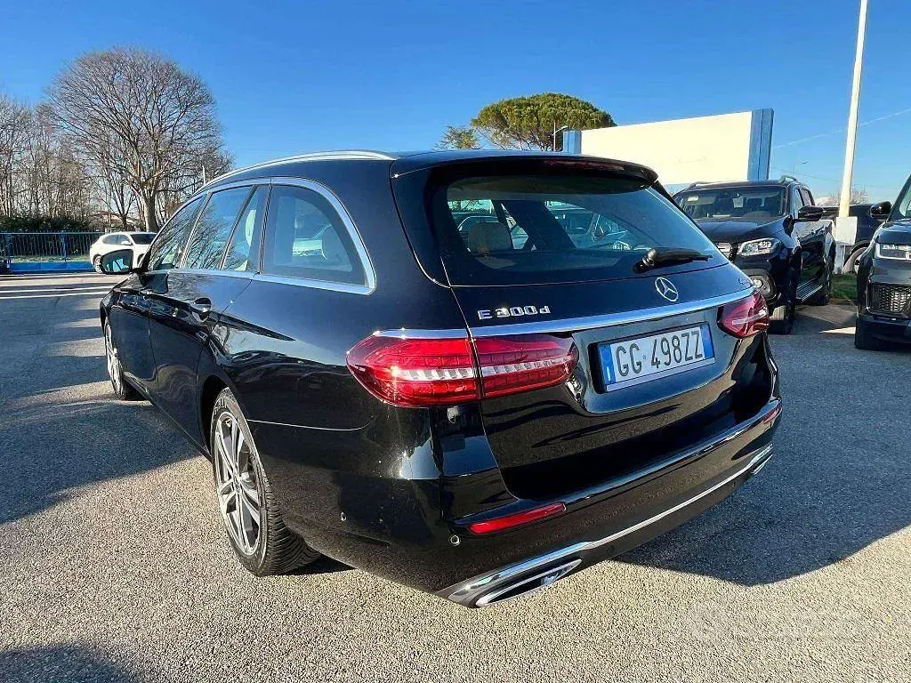 Usata Mercedes E300 265 CV (194 kW) 2021 Nero Station wagon