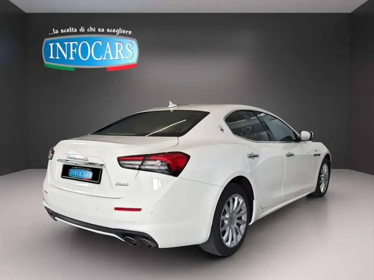 Usata Maserati Ghibli GT 330 CV (242 kW) 2022 Bianco pastello Berlina