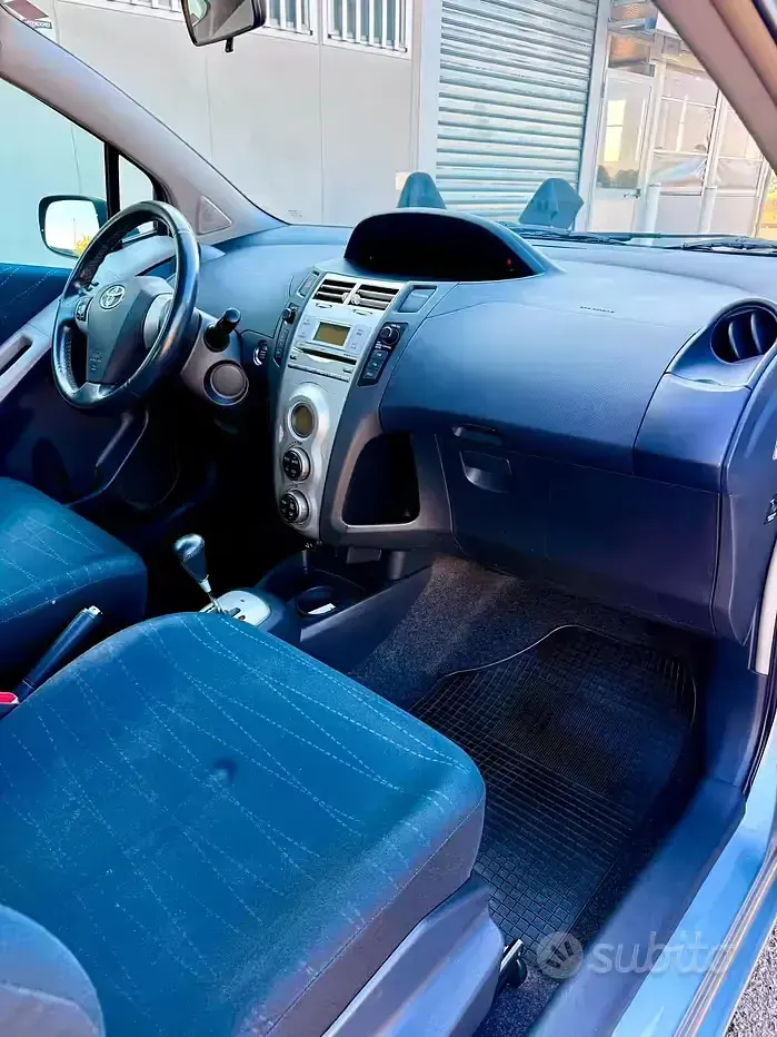 Usata Toyota Yaris 90 CV (66 kW) 2006 Grigio Berlina