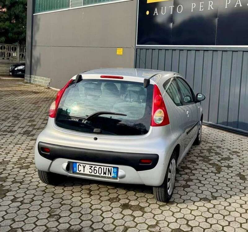 Usata Peugeot 107 68 CV (50 kW) 2005 Argento Utilitaria