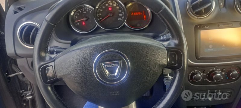 Nero Usata 2016 Dacia Sandero Due volumi | 6800 € (Cara) - Immagine 1/4