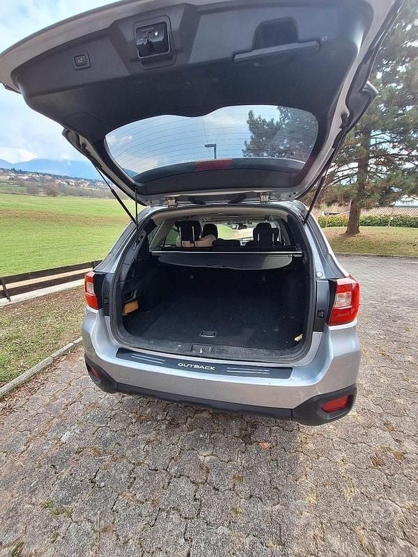 Usata Subaru Outback Style 150 CV (110 kW) 2017 Grigio Station wagon