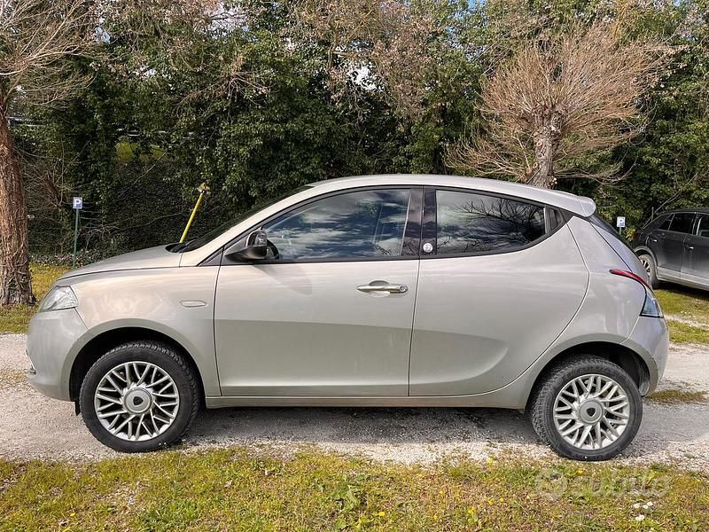 Usata Lancia Ypsilon Gold 80 CV (58 kW) 2013 Oro Utilitaria