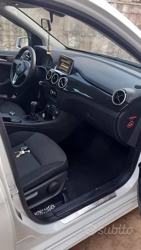 Bianco Usata 2012 Mercedes 180 Executive Tre volumi | 5800 € - Immagine 1/4