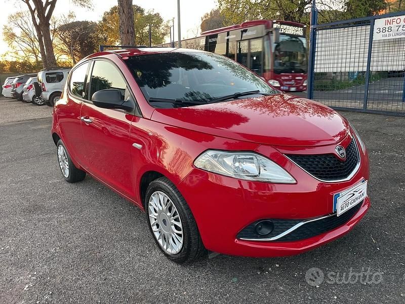 Usata Lancia Ypsilon Gold 69 CV (50 kW) 2016 Rosso Utilitaria