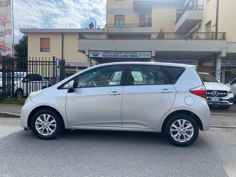 Usata Toyota Verso-S Active 99 CV (72 kW) 2012 Argento Monovolume