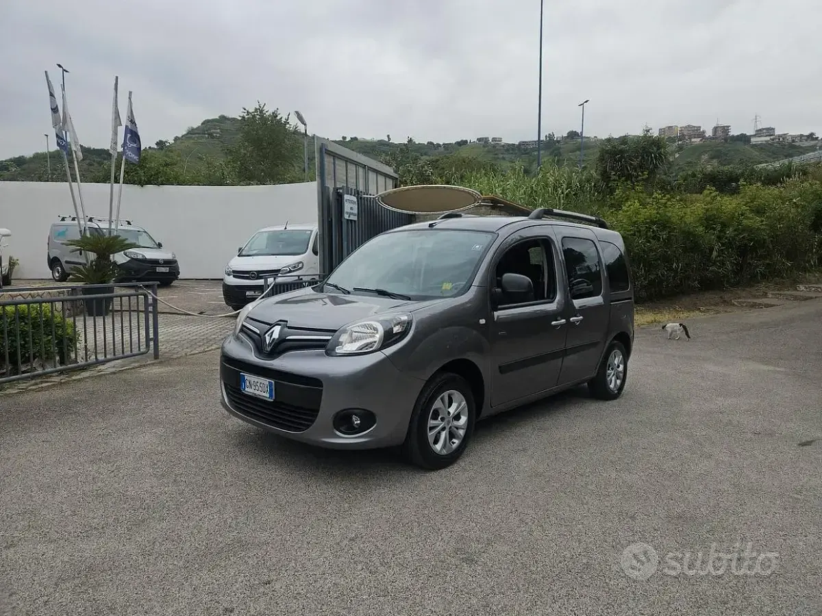 Usata Renault Kangoo LIMITED 110 CV (80 kW) 2017 Grigio Monovolume