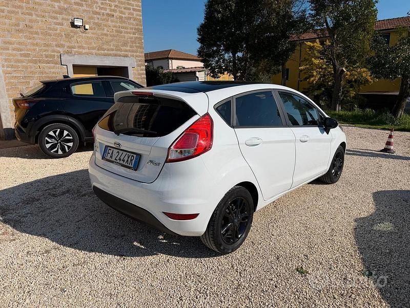 Usata Ford Fiesta 101 CV (74 kW) 2015 Bianco Berlina