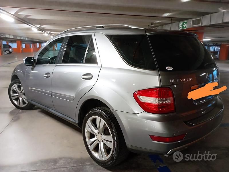 Usata Mercedes ML350 106 CV (77 kW) 2010 Grigio SUV