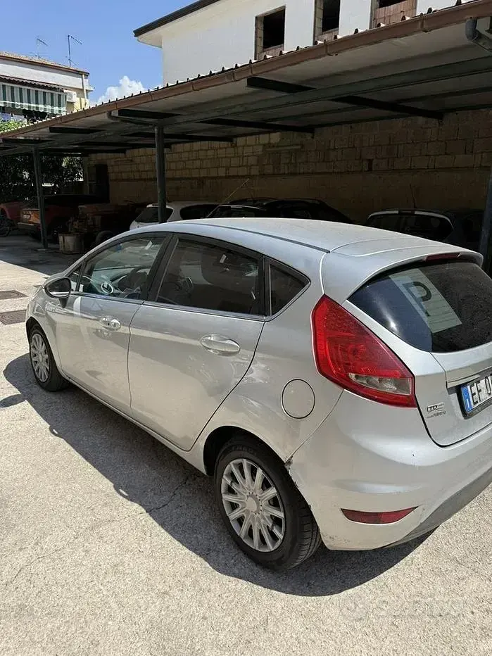 Usata Ford Fiesta 68 CV (50 kW) 2010 Grigio Berlina
