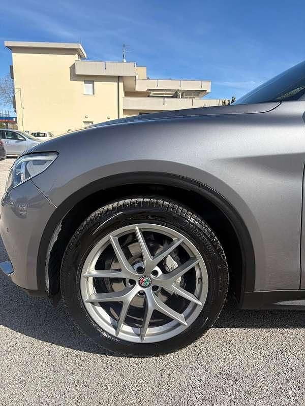 Usata Alfa Romeo Stelvio Executive 209 CV (153 kW) 2017 Grigio SUV