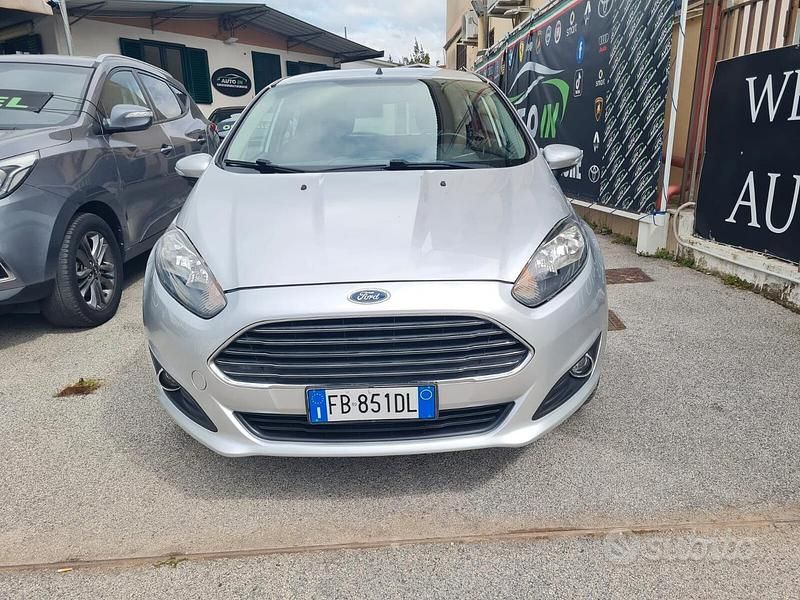 Usata Ford Fiesta 60 CV (44 kW) 2015 Grigio Berlina
