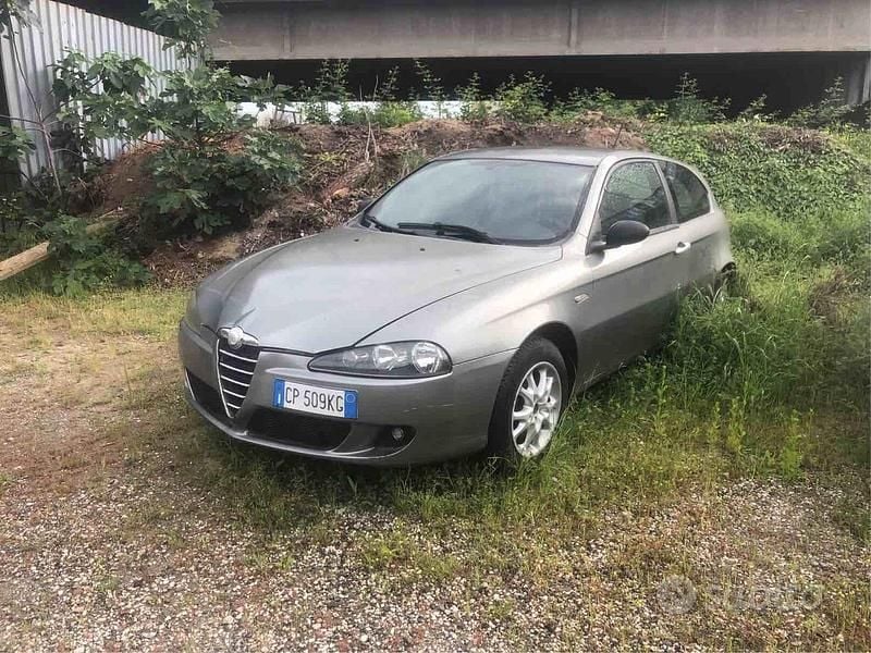 Grigio Usata 2005 Alfa Romeo 147 Distinctive Utilitaria | 499 € (Super prezzo) - Immagine 1/3
