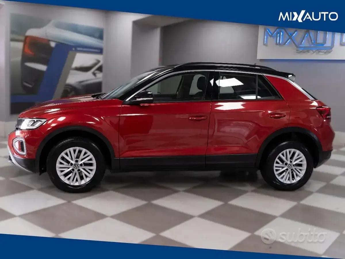 Usata VW T-Roc Life 110 CV (80 kW) 2023 Rosso SUV