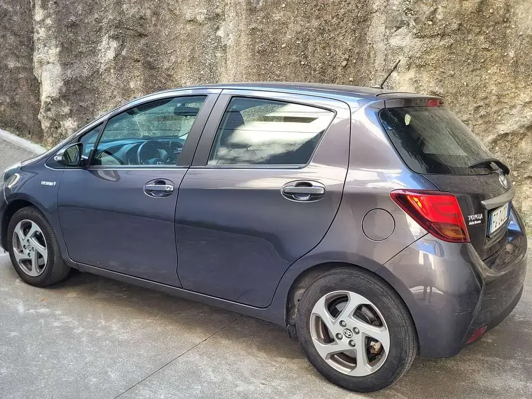 Usata Toyota Yaris Hybrid Active 73 CV (53 kW) 2016 Grigio Berlina