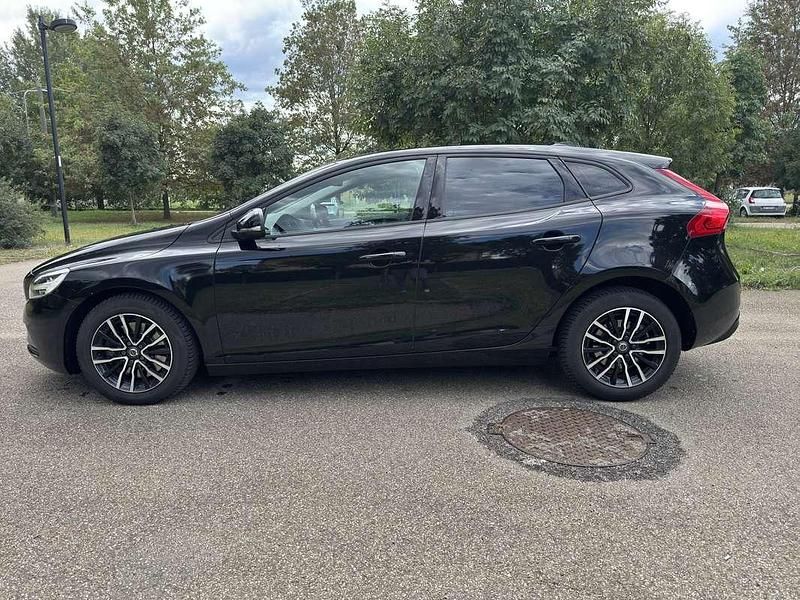 Usata Volvo V40 Momentum 120 CV (88 kW) 2019 Nero Berlina