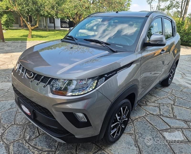 Usata Mahindra KUV100 87 CV (63 kW) 2020 Grigio SUV