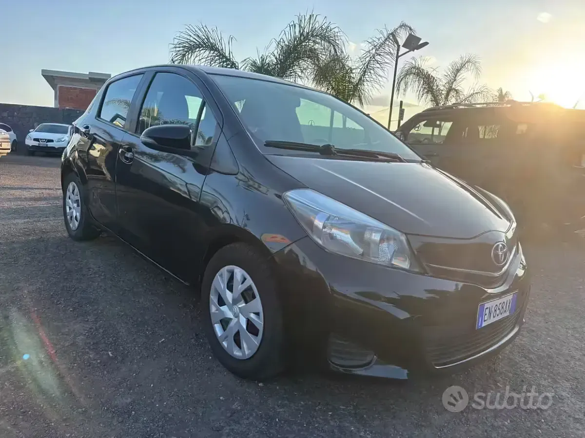 Usata Toyota Yaris Lounge 90 CV (66 kW) 2012 Nero Utilitaria