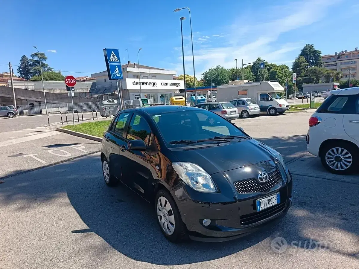 Usata Toyota Yaris 67 CV (49 kW) 2007 Nero Utilitaria