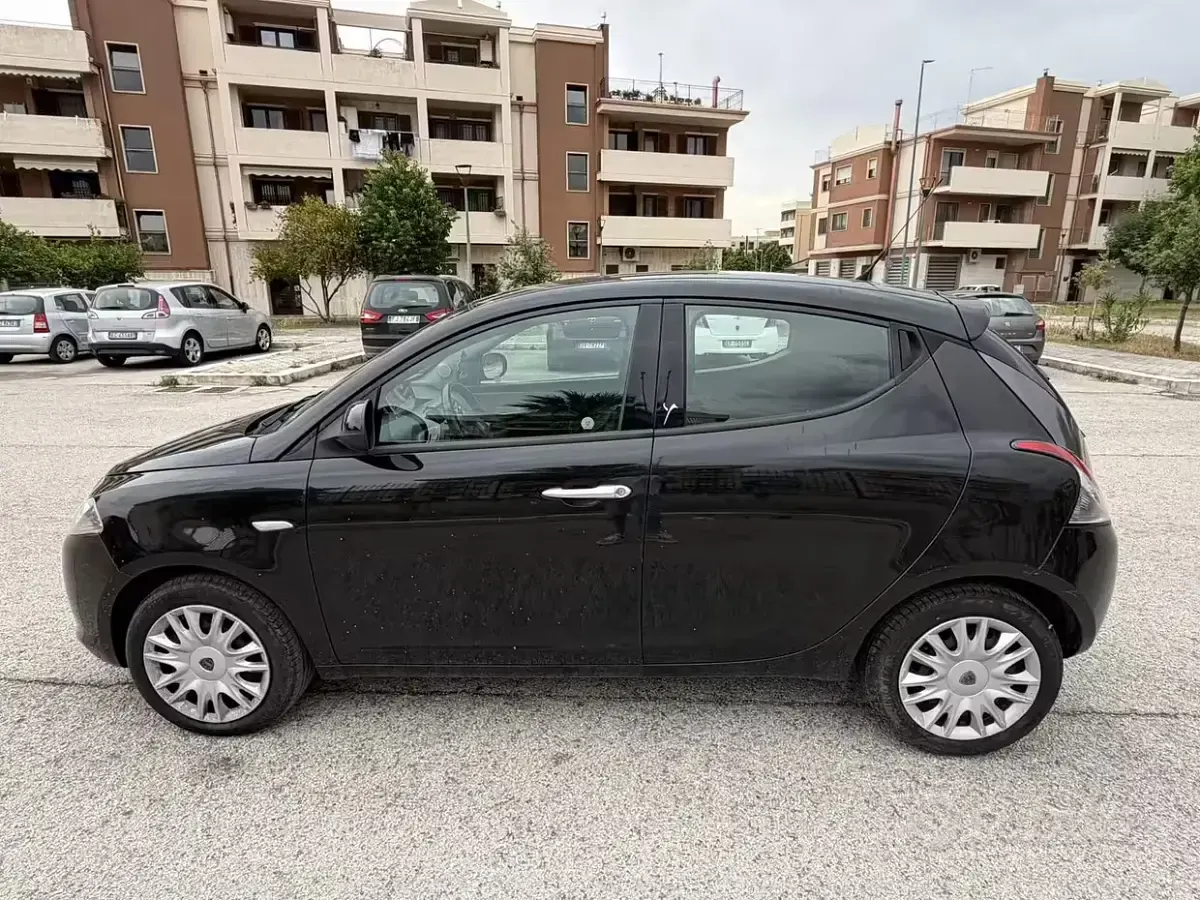 Usata Lancia Ypsilon 95 CV (69 kW) 2012 Nero Utilitaria