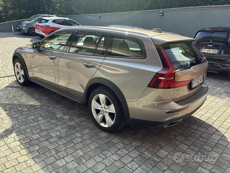 Usata Volvo V60 CC Pro 190 CV (139 kW) 2019 Grigio Station wagon