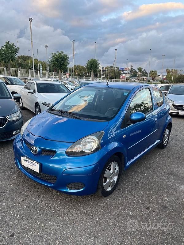 Blu Usata 2009 Toyota Aygo Due volumi | 3650 € (Buon prezzo) - Immagine 1/4