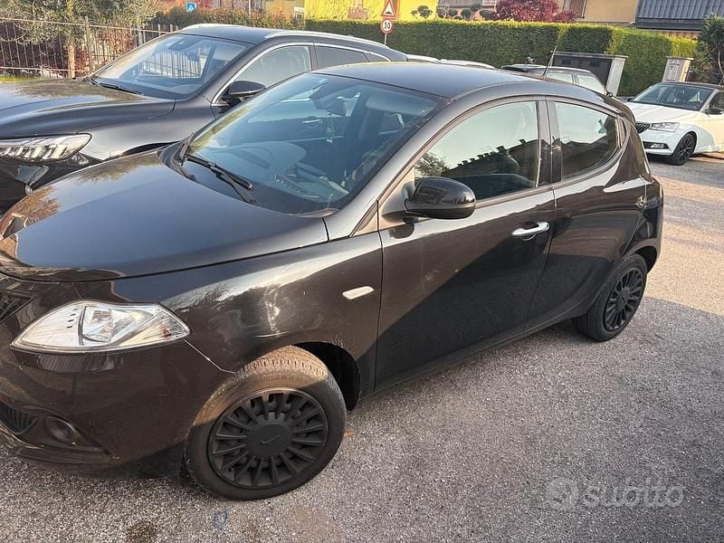 Usata Lancia Ypsilon Gold 69 CV (50 kW) 2023 Nero Utilitaria