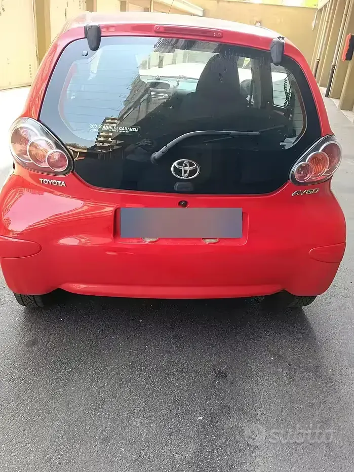Usata Toyota Aygo 68 CV (50 kW) 2010 Rosso Utilitaria