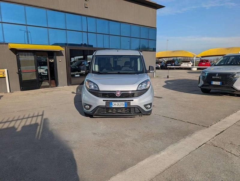 Usata Fiat Doblò Lounge 105 CV (77 kW) 2022 Argento Monovolume