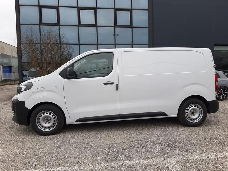 Nuova Opel Vivaro-e Combi 120 CV (88 kW) 2025 Bianco Monovolume