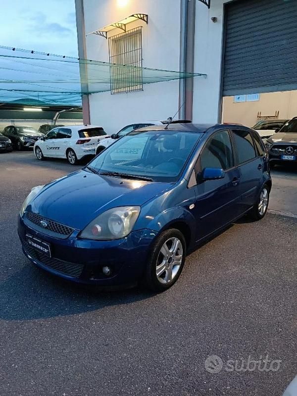 Usata Ford Fiesta Titanium 68 CV (50 kW) 2008 Grigio Berlina