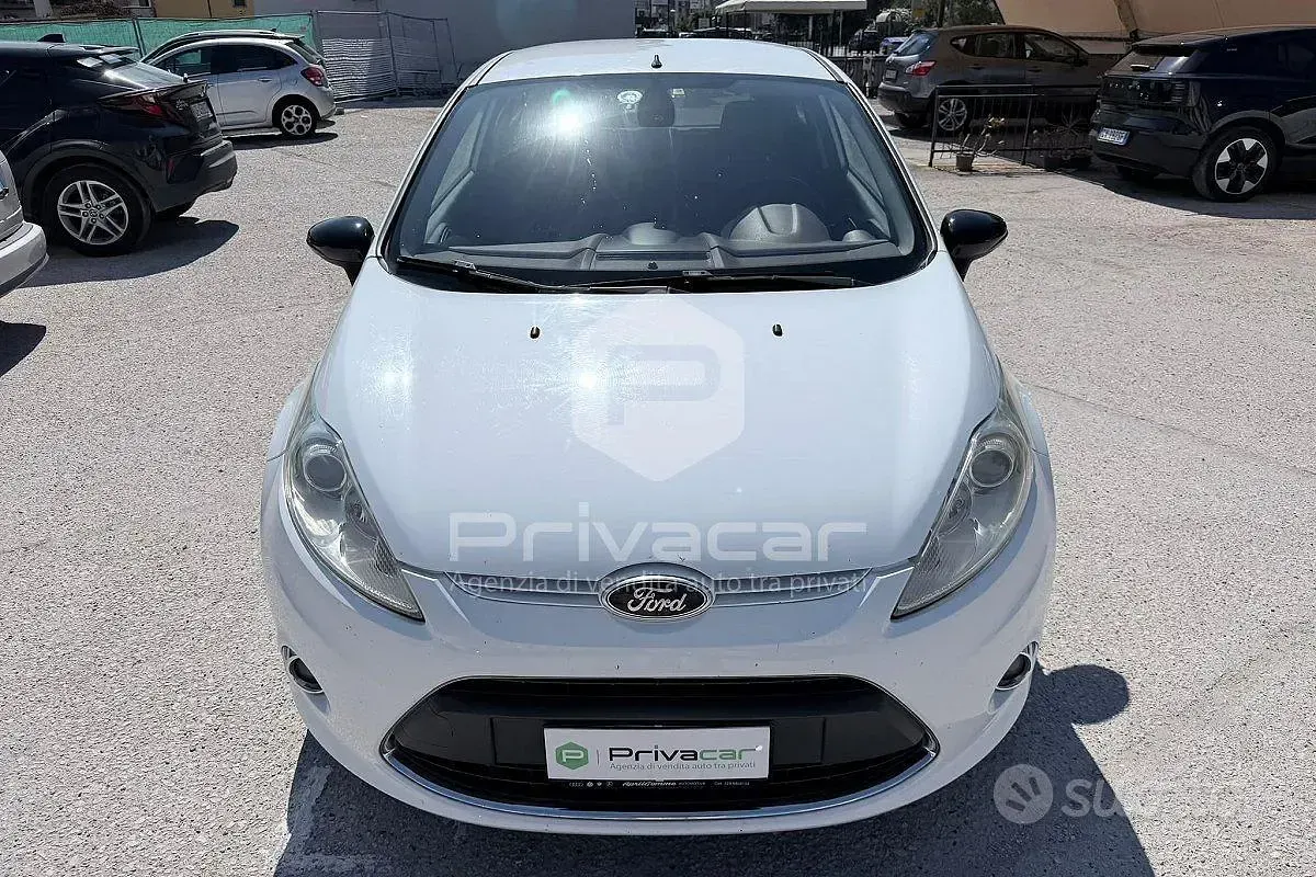 Usata Ford Fiesta 90 CV (66 kW) 2010 Bianco Utilitaria
