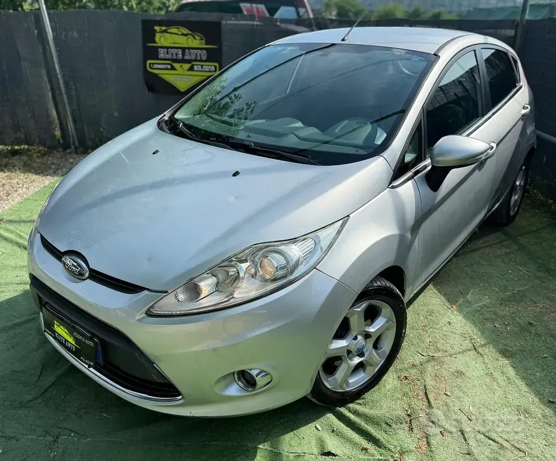 Usata Ford Fiesta Titanium 92 CV (67 kW) 2010 Grigio Berlina