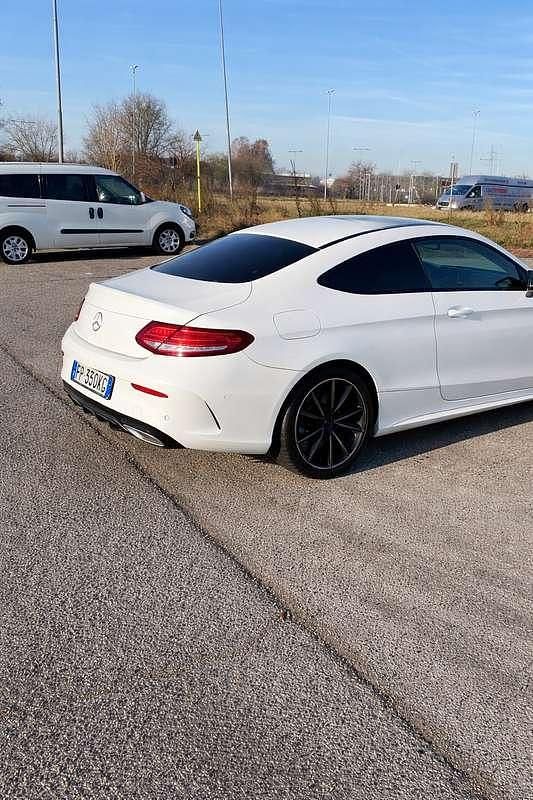 Usata Mercedes C220 AMG line 170 CV (125 kW) 2017 Bianco Coupé