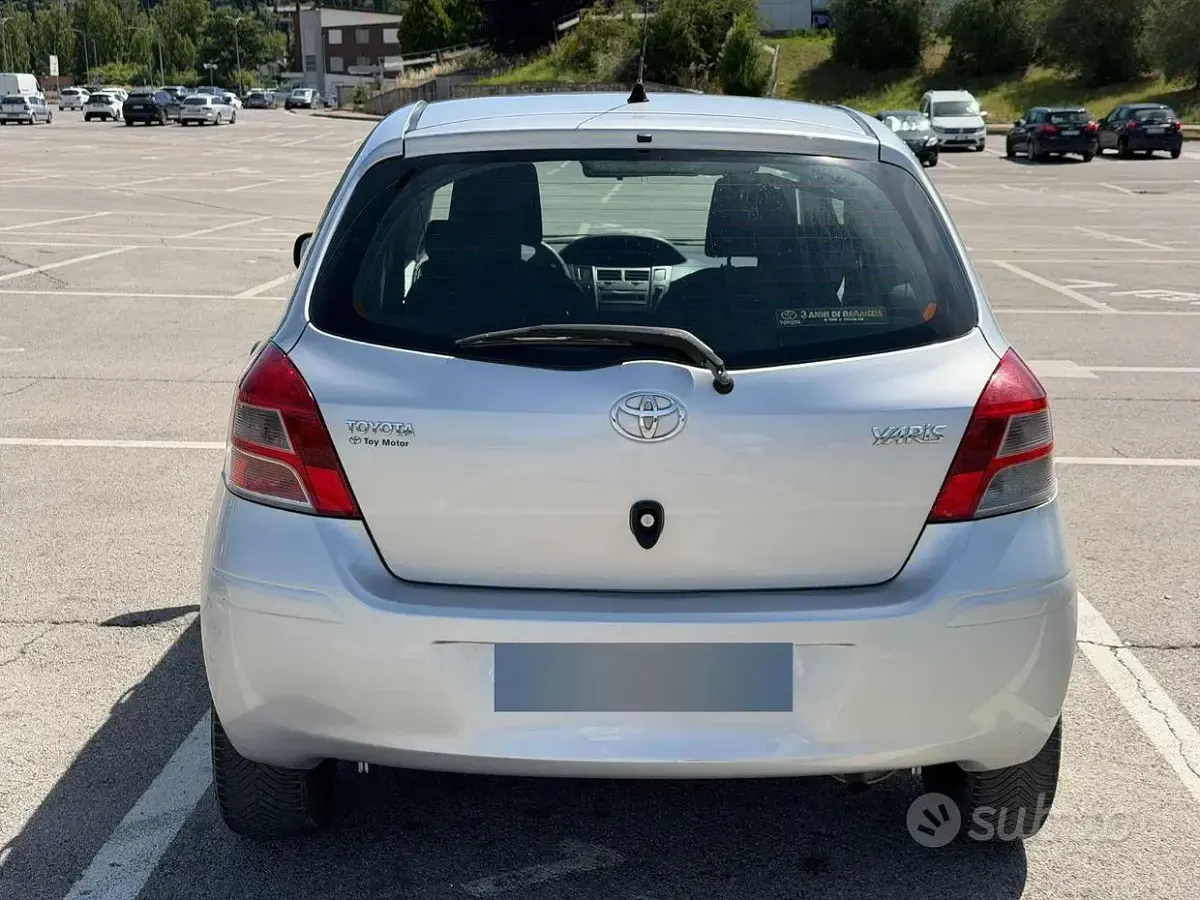 Usata Toyota Yaris 69 CV (50 kW) 2010 Grigio Utilitaria