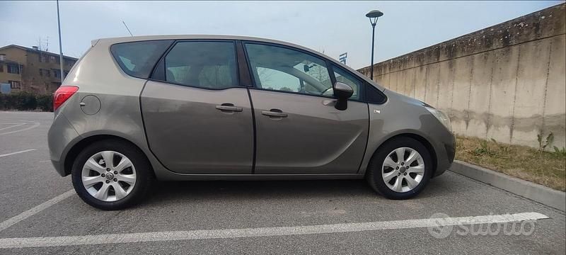 Usata Opel Meriva Selection 110 CV (80 kW) 2011 Grigio Monovolume