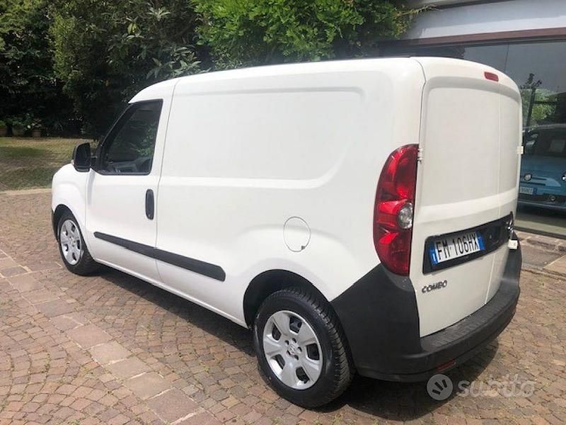 Usata Opel Combo 105 CV (77 kW) 2018 Bianco(met.) Monovolume